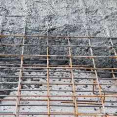 Siatka zbrojeniowa czeka na zalanie. Jaki beton na fundamenty będzie najlepszy?