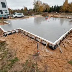 Fundament pod dom szkieletowy: Płyta czy ławy? Poradnik wyboru