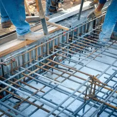 Fundament pod bramę przesuwną: Jak zbudować solidny krok po kroku?