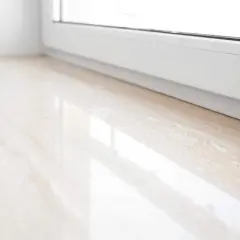 Eleganckie parapety wewnętrzne konglomerat w jasnym odcieniu, z subtelnym wzorem kamienia, odbijające światło.