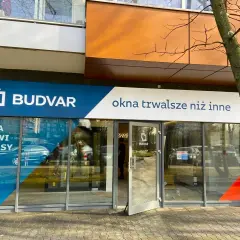 Salon okien i drzwi Budvar z napisem "Okna trwalsze niż inne".