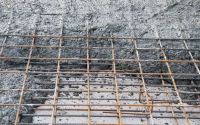Siatka zbrojeniowa czeka na zalanie. Jaki beton na fundamenty będzie najlepszy?