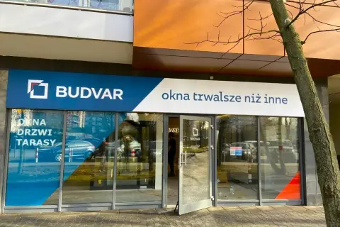 Salon okien i drzwi Budvar z napisem "Okna trwalsze niż inne".