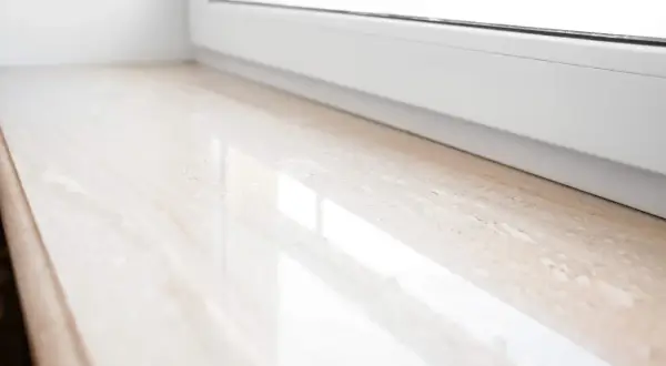Eleganckie parapety wewnętrzne konglomerat w jasnym odcieniu, z subtelnym wzorem kamienia, odbijające światło.