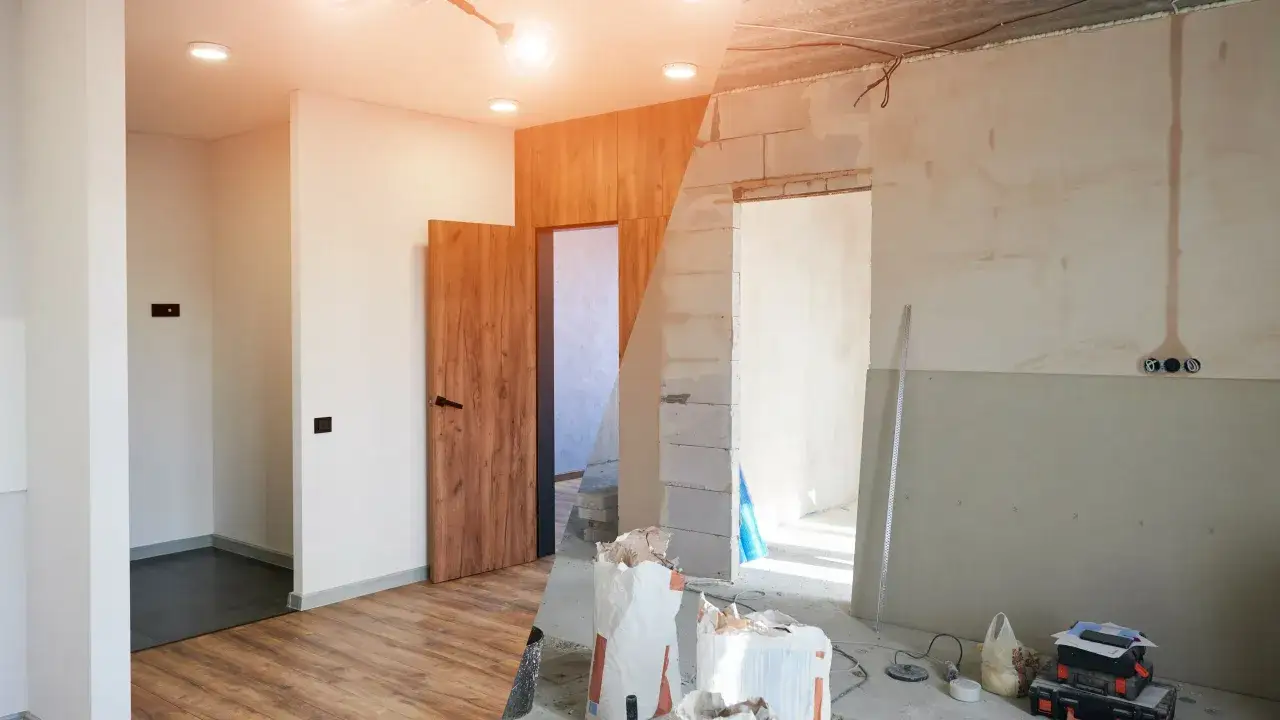 Remont mieszkania 60m2: porównanie stanu przed i po. Po lewej wykończony korytarz, po prawej stan surowy z materiałami budowlanymi.