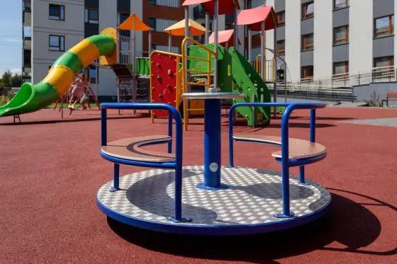 Ile kosztuje budowa placu zabaw? Pełny kosztorys i porady eksperta