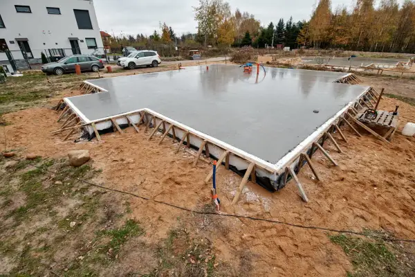 Fundament pod dom szkieletowy: Płyta czy ławy? Poradnik wyboru