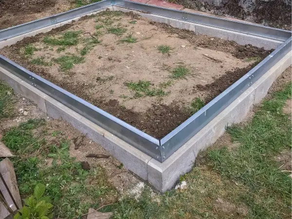 Fundament pod szklarnię: Jaki wybrać i jak zbudować krok po kroku?